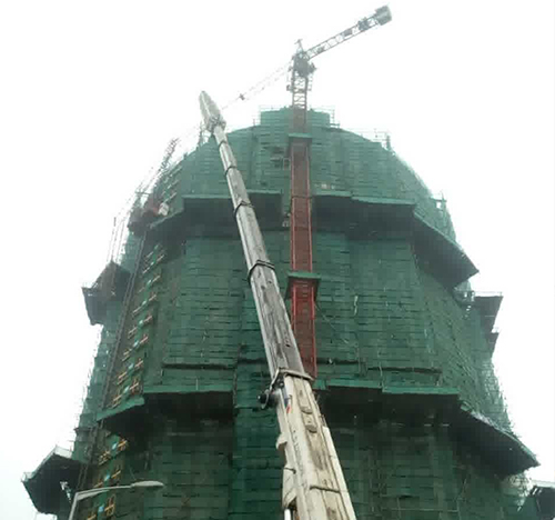 房县吊车在工地上作业